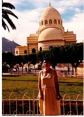 855  1988 DERRIERE LA CATHEDRALE